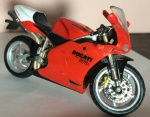 Miniatura Maisto - Moto Ducatti 998R - cores predominantes: vermelha e branca - Item no estado.