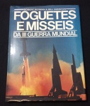 BELO EXEMPLAR de Robert Berman & Bill Gunston - "FOGUETES E MÍSSEIS DA III GUERRA MUNDIAL" - livro de capa dura. O autor descreve as armas desenvolvidas pelo Otan, pelas superpotências e países menores como: Suécia e Israel. Fala sobre navios, aviões e batalhas - possui 192 páginas, com históricos e ilustrações - item em bom estado. Mede 2 cm alt x 23,5 cm larg x 31 cm comp.