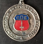 BELO CHAVEIRO MEDALHA - Comissão de Desportos do Exército CDE - em metal - em alto relevo e em bom estado. MEDE: 4,5cm diâmetro.