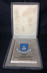 Bela Placa da FORÇA AÉREA BRASILEIRA - Placa de agradecimentos - Datada em 28/10/2004 - item em acrílico - estojo apresenta marcas do tempo. MEDE: 4cm altura x 16cm largura x 19cm comprimento.