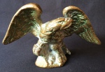 Lindo Item Decorativo - na figura de Águia - peça em bronze - em bom estado. Medindo: 10cm altura x 4,5cm largura x 14,5cm comprimento.