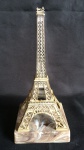 BELO SUVENIR - na figura da Torre Eiffel - item no estado - base em plástico - MEDE: 23,5cm altura X 10,5cm largura e comprimento.