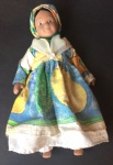 ANTIGA E RARA BONECA - porcelana, roupa colorida em tecido - detalhe: turbante e lenço. Item no estado. MEDE 21,5cm altura X 4cm largura X 11,5cm comprimento. Pintada à mão.