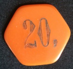 ANTIGA E RARA FICHA DE CASINO - em baquelite - na cor: laranja - contém a descrição "20," - formato: hexagonal - no estado - MEDE: 3,4cm de diâmetro