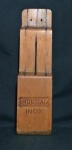 Antigo Suporte de parede ou mesa para FACAS - Tramontina - peça em madeira - objeto no estado. MEDE: 28,5cm altura x 6,5cm largura x 7,5cm comprimento.