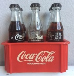 BELA MINIATURA - Garrafinhas da Coca-Cola - item da década de 80 - no estado. Apresenta marcas do tempo. MEDE (total): 8cm altura x 5,5cm largura x 8cm comprimento.