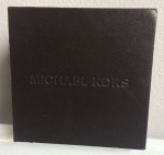 ELEGANTE PORTA-RELÓGIO - Michael Kors - caixa dura - aparentando ser madeira (porém sem certeza) - forrada parte externa em napa - interior aveludado. MEDE: 8,5cm altura X 9,9cm largura X 9,9cm comprimento.