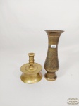 Lote 02 Peças sendo 1 Vaso  indianao em metal dourado e 1 Castiçal  em  em bronze oMedida: Castiçal 12,5 cm altura e Vaso 22,5 cm altura