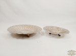 2  paozeiras Redondas com Bordas Rendadas  e fundo cinzelado  tripoides ,em Prata 90. Medida 19,5 cm x 4 cm altura e 24 cm x 5 cm