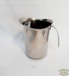 Jarra de Agua / Suco com coador em Aço Inox,  espesso .. medida: 15 cm altura x 11 cm x 13 cm.