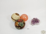 Lote de 4 peças decorativas sendo 3 esferas e 1 Drusa ametista .. Medida: Drusa 9 cm x 8 cm e 3 esferas 8 e 7 cm
