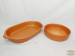 2 Travessas sendo 1 redonda e 1 Oval em Ceramica  vitrificada Marrom. Medida: Redonda 6 cm x 24 cm e Oval 25 cm x 40,5 cm