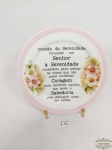 Prato Decorativo Oração Serenidade em Porcelana Pintada. Medida: 20,5 cm diametro