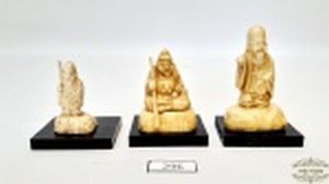 Escultura  3 sabios  em marfinite   resina oriental sob base em madeira. Medida maior 4 cm largura a base por 6,5 cm altura, médio 4 cm largura base por 5 cm altura, pequeno 4 cm largura base por 4,5 cm altura.