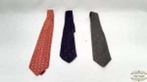 Lote 3 Gravatas Masculinas Sendo 1 Vermelha 100% seda , 1 Cinza e 1 Azul 60 % seda e 40% lã.