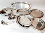 Baixela completa  Servir 10 Peças em Aço Inox Tramontina. Medida: Travessa Peixe 60 cm x 26 cm ; 1 travessa Oval Funda 40 cm x 27,5 cm x 3,5 cm altura; 1 Travessa Oval 40 cm x 28 cm; 1 Travessa Oval 35 cm x 25 cm; 1 Travessa Redonda 35 cm diametro; 1 Travessa Redonda 30 cm diametro, 1 Molheira 6 cm altura x 21 x 15 cm e Concha 16 cm comprimento, Sopeira 11 cm altura x 31 cm diametro e Concha 26 cm comprimento