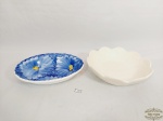 2 Travessas  sendo 1 redonda e 1 oval em Ceramica . Medida: Azul 20 cm x 15 cm e Creme 20 cm