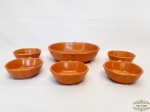 Jogo de Sobremesa 6 Peças Formato de Maça em Ceramica Fiori Marrom. Medida  Saladeira 25 cm x 22 cm x 6 cm altura e 5 Cumbucas 12 cm x 10 cm x 4 cm altura.