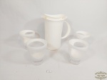 Jarra Agua / Suco com 4 copos em PLastico Branco. Medida: Jarra 20 cm altura  e copos 9 cm x 12 cm