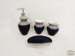 Kit toilette , 4 Peças em Ceramica  . Vaso apresenta restauro na borda . Medida: Sabonerteira 14,5 cm x 9,5 cm , porta escovas 8 cm x 10 cm , porta shampoo 19 cm apresenta bicado, vaso 7 cm x 10 cm