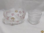 Lote composto de bowl em vidro moldado e cesta em vidro moldado com alça em acrílico. Medindo a cesta 18,5cm x 14cm x 9cm de altura sem alça.