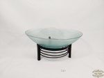 Belo Centro de mesa em Vidro Moldado  forma conica com Base em metal Medida: 16,5 cm x 32 cm