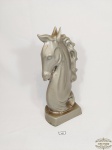 Enfeite Escultura Representando  dorso Cavalo em Gesso com Capa de Metal. Medida: