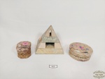 lote 3 Peças Decorativas em Pedra Sabão sendo Piramide e 2 Porta Joias. Medida: Piramide 10,5 cm e Porta Joias 8 cm e 4 cm x 5 cm