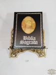 Porta Biblia em Bronze acompanha a biblia  ilustrada  Medida: porta biblia 29 cm x 30 cm e biblia 21,5 cm x 28 cm