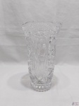 Vaso floreira em cristal ricamente lapidado. Medindo 20cm de altura x 12cm de diâmetro de boca.