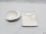 Kit infantil com 2 peças em porcelana, composto de bowl e pratinho. Medindo o bowl 11cm de diâmetro x 6cm de altura.