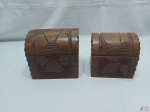 Jogo de 2 caixas tipo baú em madeira entalhada. Medindo a maior 14,5cm x 11,5cm x 13cm de altura.