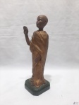 Escultura de monge em resina. Medindo 23,5cm de altura.