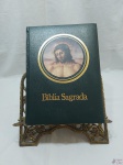 Bíblia Sagrada de luxo. Tradução do Padre Antônio Pereira de FIgueiredo. Contendo o novo e antigo testamento, ricamente ilustrada, edição capa dura. Suporte não incluso.