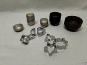 Lote composto de diversas forminhas de empada e moldes diversos. Medindo as forminhas grandes 8cm de diâmetro x 2cm de altura.