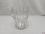 Vaso floreira em cristal bojudo, lapidado com detalhes foscos. Medindo 23,5cm de altura x 16cm de diâmetro de boca.