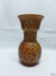 Vaso floreira bojudo em porcelana trabalhada com relevos. Medindo 24cm de altura x 13,5cm de diâmetro de boca.
