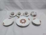 Lote composto de 3 xícaras de café, 7 pires de café, 2 pires de chá, 2 pratos de sobremesa e 2 descansos de copo com suporte, peças em porcelana.