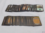 Lote com mais de 100 cartas de terreno básico do jogo Magic.