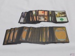 Lote com mais de 100 cartas de terreno básico do jogo Magic.