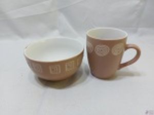 Jogo de cumbuca bowl e caneca em porcelana com desenho em baixo relevo. Medindo o bowl 13,5cm de diâmetro x 6,5cm de altura.