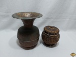 Lote composto de vaso floreira em metal martelado e potiche em malhinha trançada. Medindo o vaso 23cm de altura.