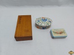 Lote de 3 caixas decorativas em materiais diversos. Medindo a maior em madeira 18,5cm x 9,5cm x 5cm de altura.