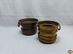 2 Cachepots em latão dourado com 2 alças. Medindo o maior 20cm de diâmetro x 14cm de altura.