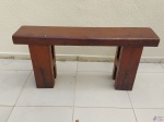 Banco, banqueta em madeira maciça. Medindo 102cm x 22cm x 50cm de altura.