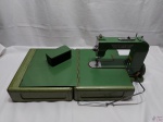 Máquina ELNA de costura portátil fabricada na Suíça. Este é o primeiro modelo fabricado entre 1940-1952 pela ELNA! A maleta de metal se converte em uma mesa de trabalho. O acabamento está em ótimo estado. O cabo de alimentação não está incluído, mas estão disponíveis online.