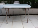 Mesa dobrável em madiera laqueada de branco e pés em metal. Medindo fechada 90cm x 50 x 78cm de altura, aberta o tampo mede 100cm x 90cm. No estado.