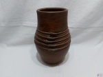 Vaso floreira em cerâmica com pintura marrom. Medindo 29,5cm de altura.