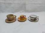 Lote de 3 xícaras de café diversas para colecionador, sendo 2 em porcelana casca de ovo e uma em pedra sabão.