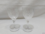 Par de taças para vinho tinto em cristal ricamente lapidado. Medindo 8cm de diâmetro x 15cm de altura.